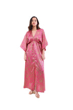 Arriendo de Vestido largo estampado fucsia y café claro con mangas anchas, elástico en cintura, y tajo al medio