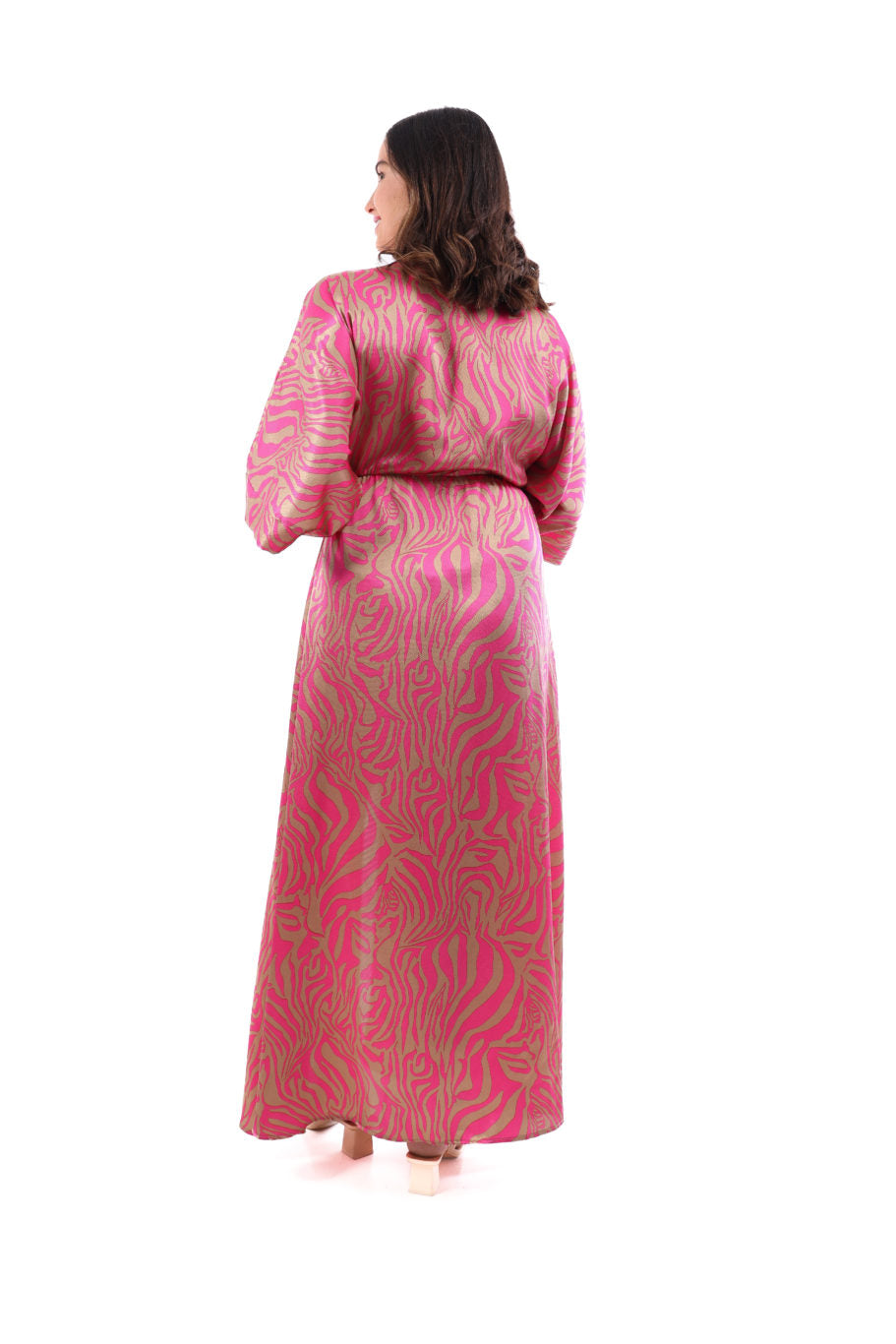 Arriendo de Vestido largo estampado fucsia y café claro con mangas anchas, elástico en cintura, y tajo al medio