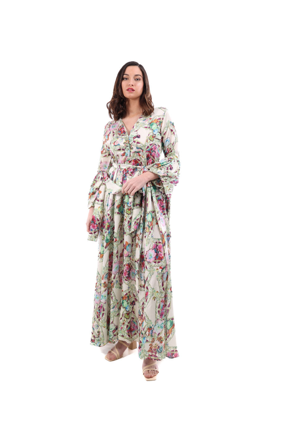 Arriendo de Vestido/ Kimono It Velvet largo color crudo con estampado de flores y marcos verdes con manga larga
