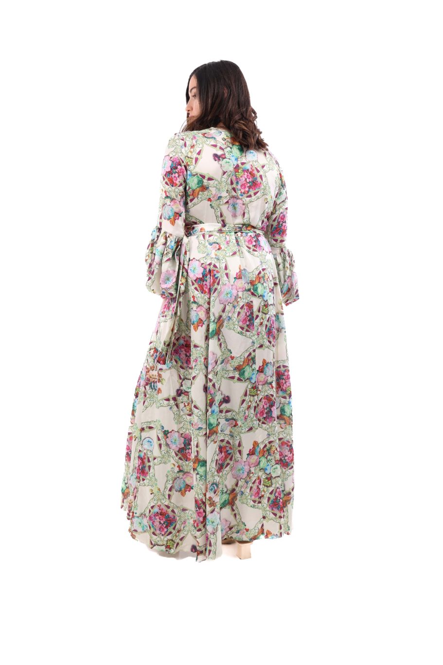 Arriendo de Vestido/ Kimono It Velvet largo color crudo con estampado de flores y marcos verdes con manga larga
