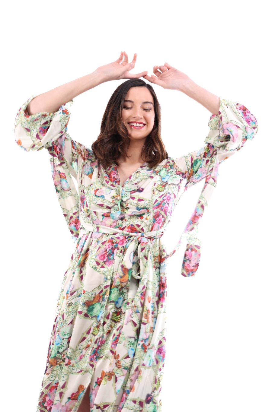 Arriendo de Vestido/ Kimono It Velvet largo color crudo con estampado de flores y marcos verdes con manga larga