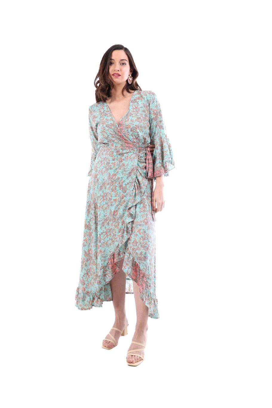 Arriendo de Vestido largo hippie con mangas celeste con estampado de flores salmon y dorado