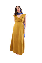 Arriendo de Vestido largo mostaza con vuelos arriba y amarre en espalda