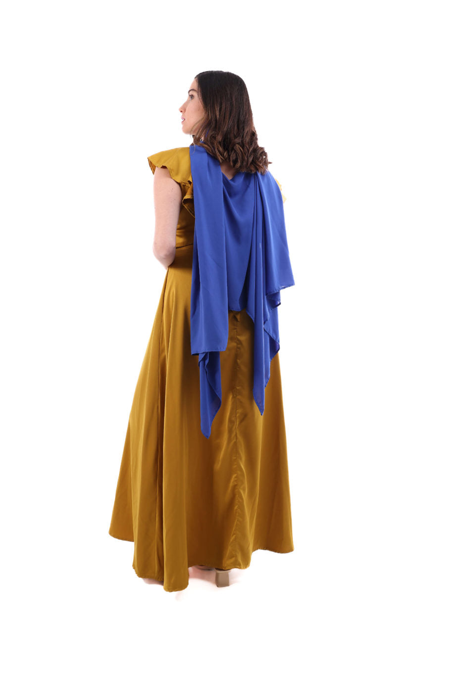 Arriendo de Vestido largo mostaza con vuelos arriba y amarre en espalda