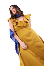 Arriendo de Vestido largo mostaza con vuelos arriba y amarre en espalda