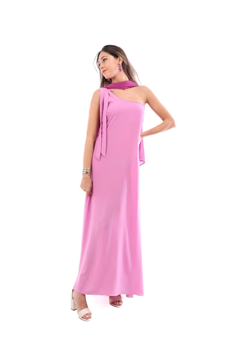 Arriendo de Vestido largo lila con amarre en un hombro