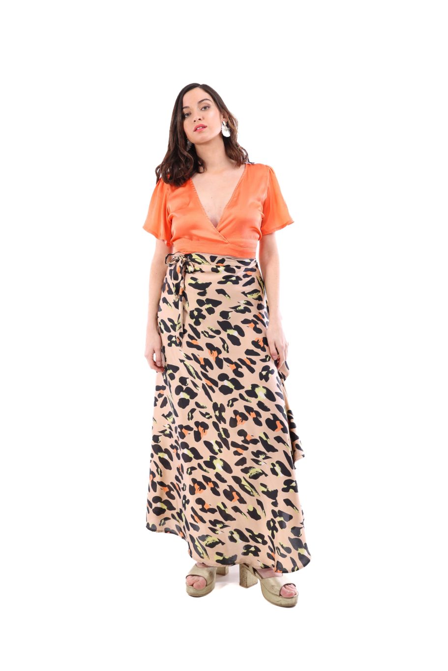 Arriendo de Conjunto de dos piezas, top naranjo de seda con amarre adelante y pollera de seda con estampado animal print