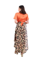 Arriendo de Conjunto de dos piezas, top naranjo de seda con amarre adelante y pollera de seda con estampado animal print
