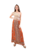 Arriendo de Pollera naranja Roca con borado de flores al medio y mostacillas doradas y top dorado un hombro
