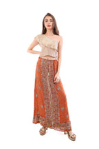 Arriendo de Pollera naranja Roca con borado de flores al medio y mostacillas doradas y top dorado un hombro