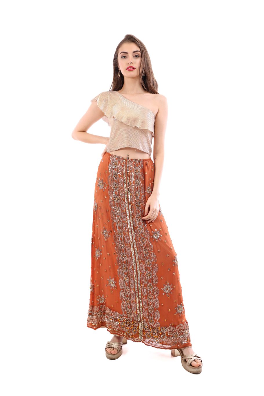 Arriendo de Pollera naranja Roca con borado de flores al medio y mostacillas doradas y top dorado un hombro
