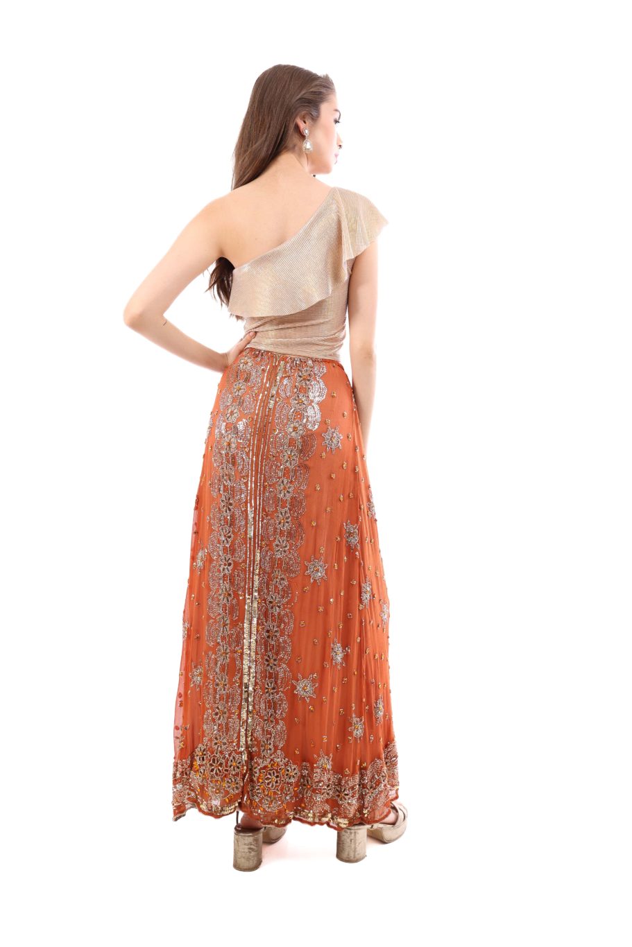 Arriendo de Pollera naranja Roca con borado de flores al medio y mostacillas doradas y top dorado un hombro