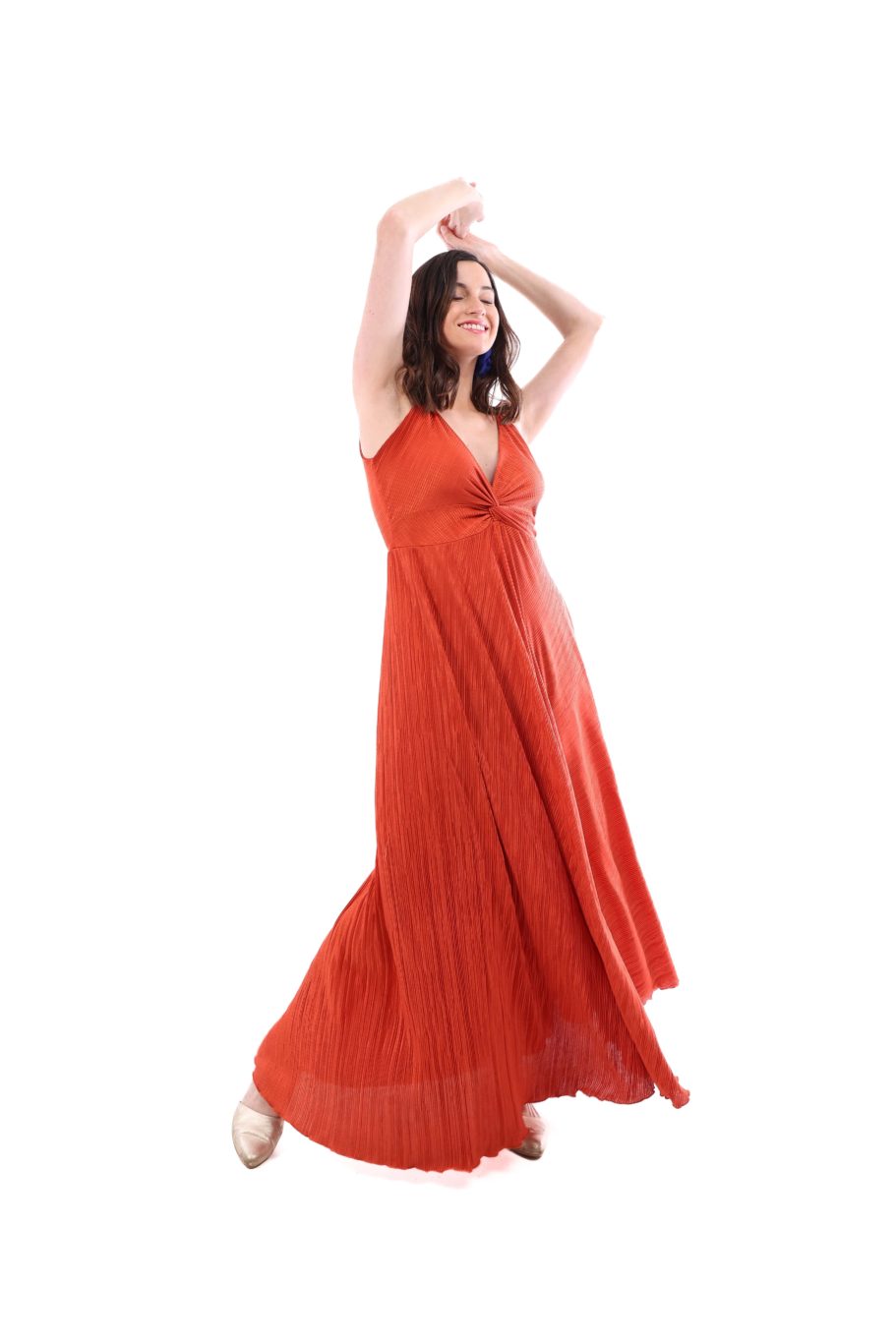 Arriendo de Vestido largo terracota plisado con nudo adelante