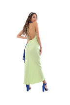 Arriendo de Vestido largo verde limón cuello halter con tiritas en espalda