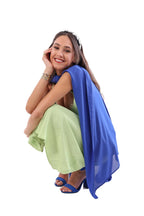 Arriendo de Vestido largo verde limón cuello halter con tiritas en espalda