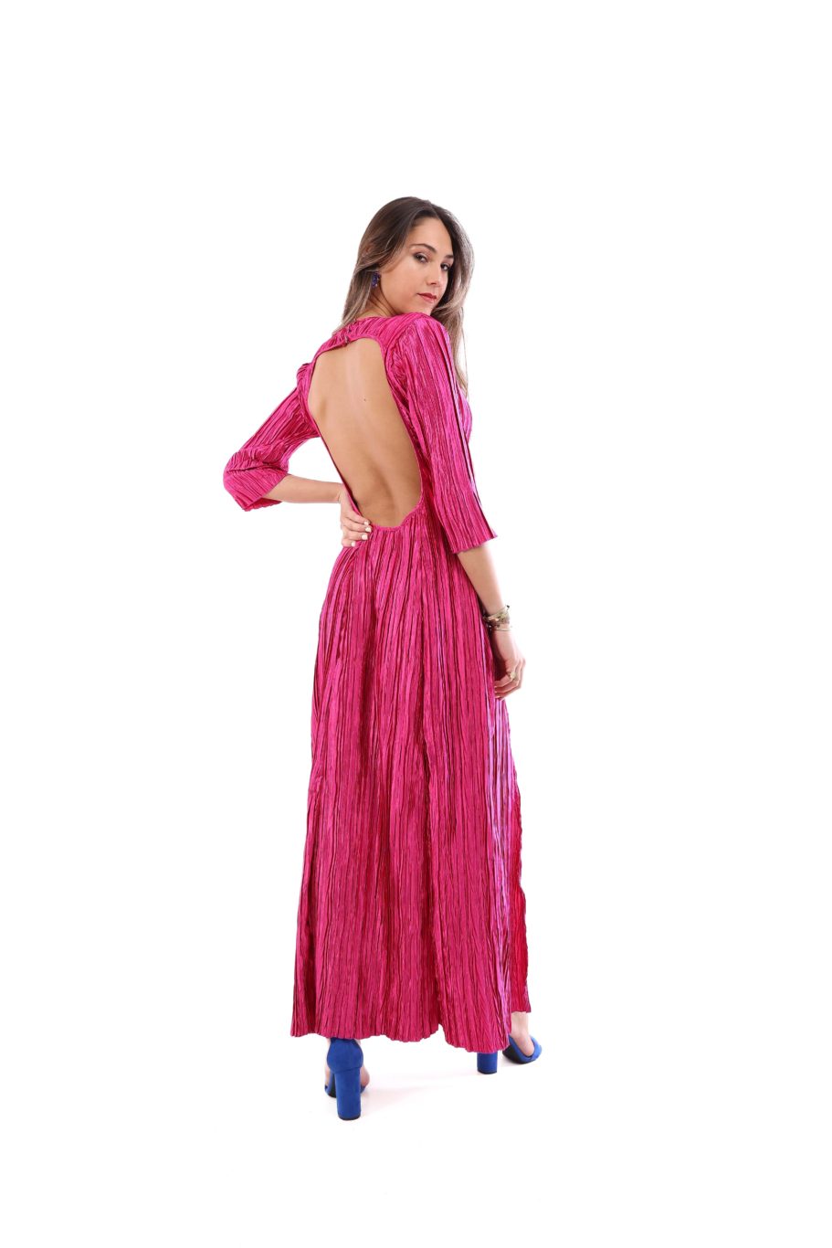 Arriendo de Vestido largo fucsia con mangas y plisado sin espalda