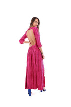 Arriendo de Vestido largo fucsia con mangas y plisado sin espalda