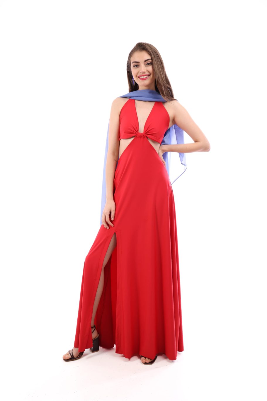 Arriendo de Vestido elasticado rojo largo con cortes en la cintura, escote pronunciado y amarre al cuello