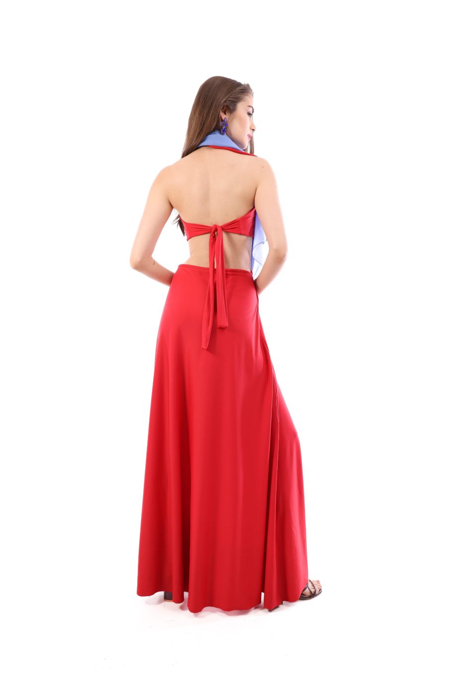 Arriendo de Vestido elasticado rojo largo con cortes en la cintura, escote pronunciado y amarre al cuello