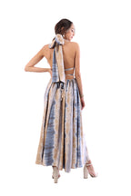 Arriendo de Vestido largo de seda celeste con beige estilo teñido con hebilla al medio y amarre en cuello
