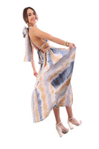 Arriendo de Vestido largo de seda celeste con beige estilo teñido con hebilla al medio y amarre en cuello