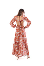 Arriendo de Vestido largo terracota con beige de gasa y hebilla al medio
