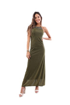 Arriendo de Vestido largo cuello halter verde musgo metálico con dorado