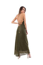 Arriendo de Vestido largo cuello halter verde musgo metálico con dorado