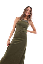 Arriendo de Vestido largo cuello halter verde musgo metálico con dorado
