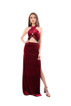 Arriendo de Vestido largo burdeo de terciopelo con tajo adelante y corte cruzado en escote