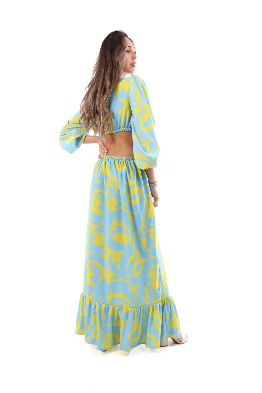 Arriendo de Vestido largo celeste con amarillo con manga larga y cortes en cintura