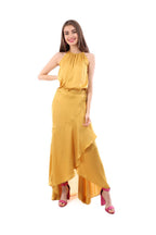 Arriendo de Conjunto de dos piezas, Top halter y pollera de seda mostaza