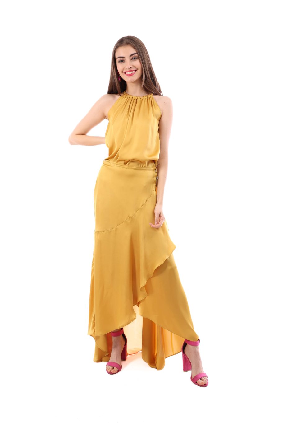 Arriendo de Conjunto de dos piezas, Top halter y pollera de seda mostaza