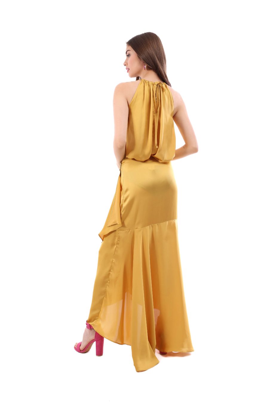 Arriendo de Conjunto de dos piezas, Top halter y pollera de seda mostaza