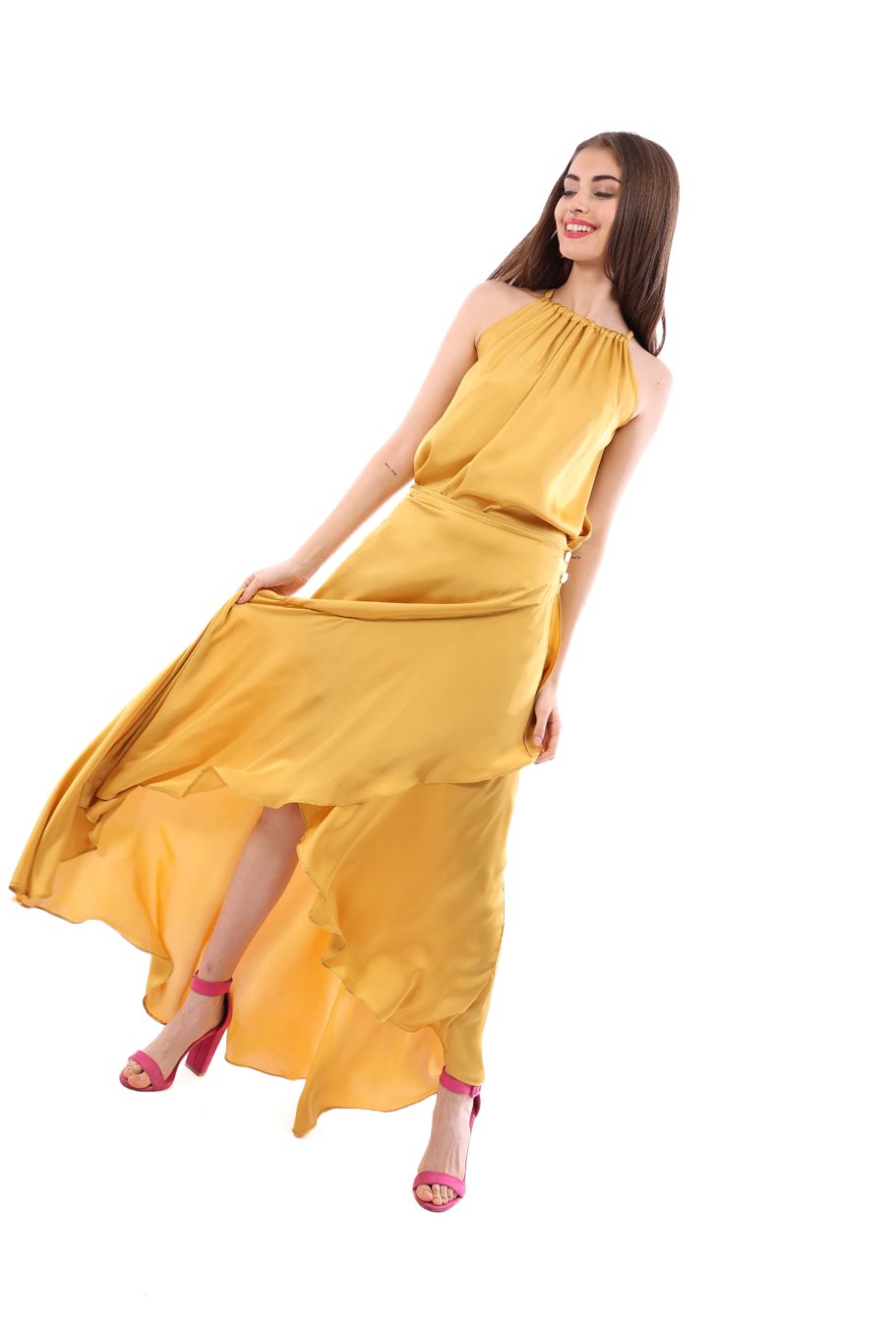 Arriendo de Conjunto de dos piezas, Top halter y pollera de seda mostaza