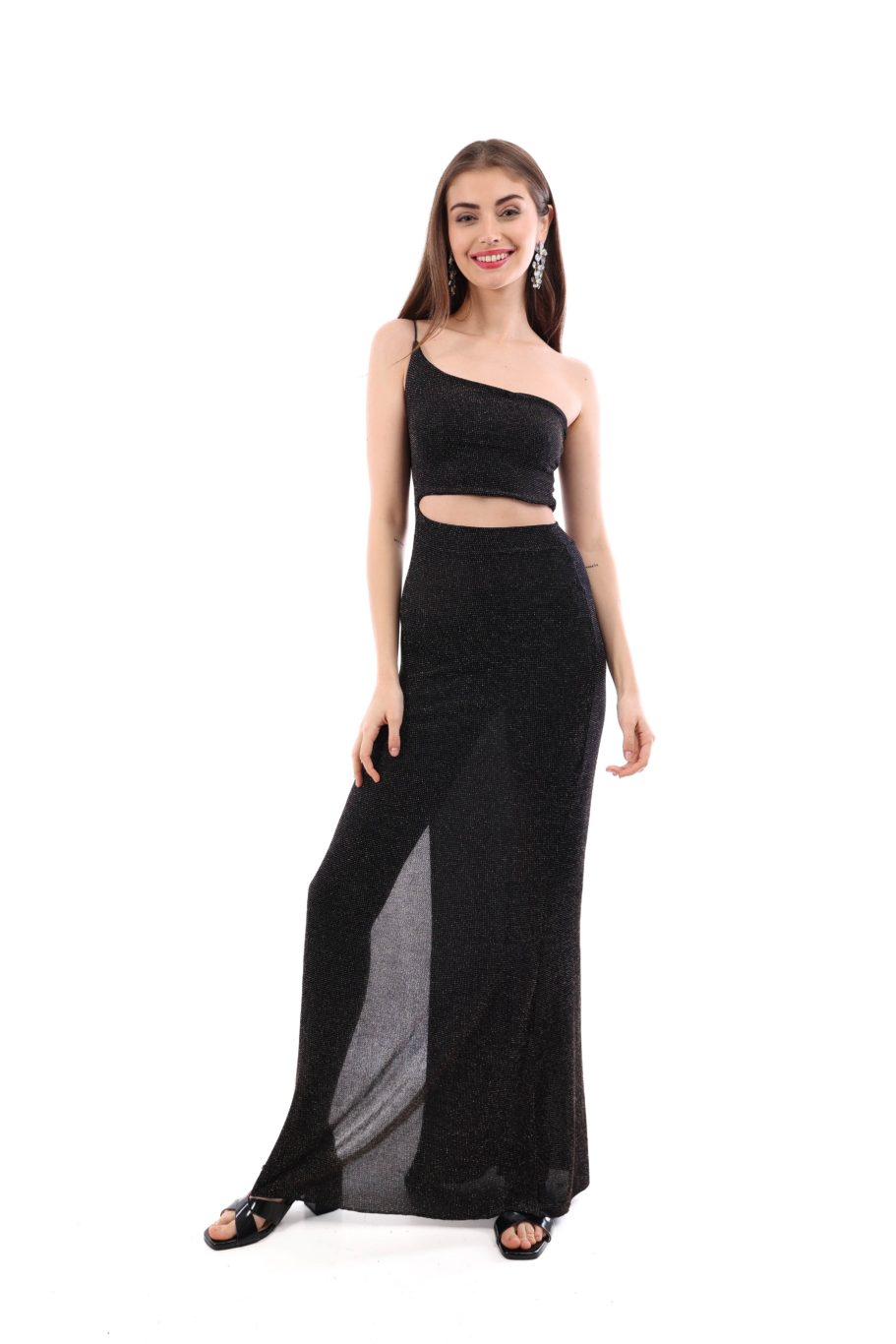Arriendo de Vestido largo negro con brillos dorados con corte al costado y un hombro