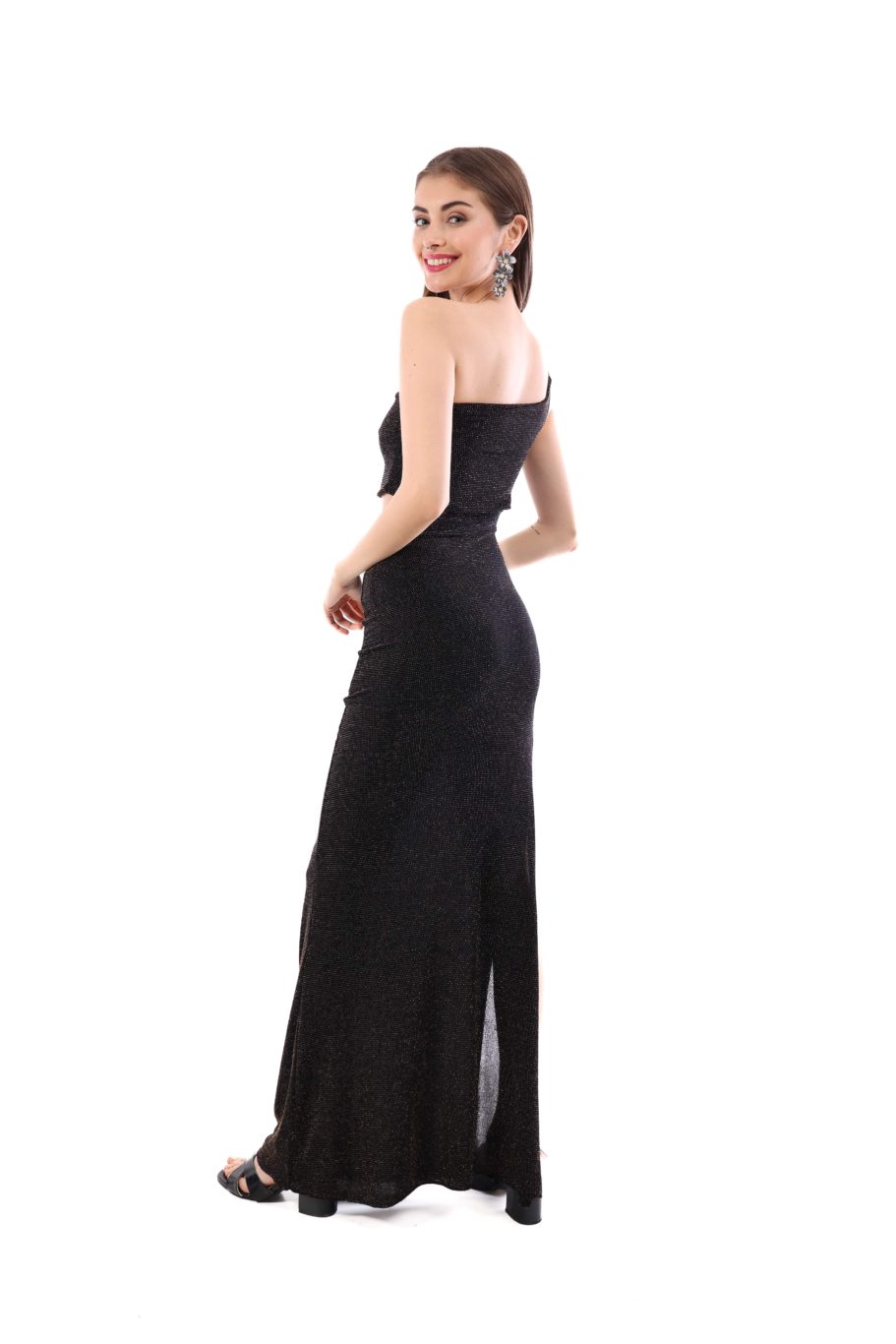 Arriendo de Vestido largo negro con brillos dorados con corte al costado y un hombro
