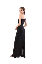 Arriendo de Vestido largo negro con brillos dorados con corte al costado y un hombro