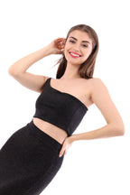 Arriendo de Vestido largo negro con brillos dorados con corte al costado y un hombro