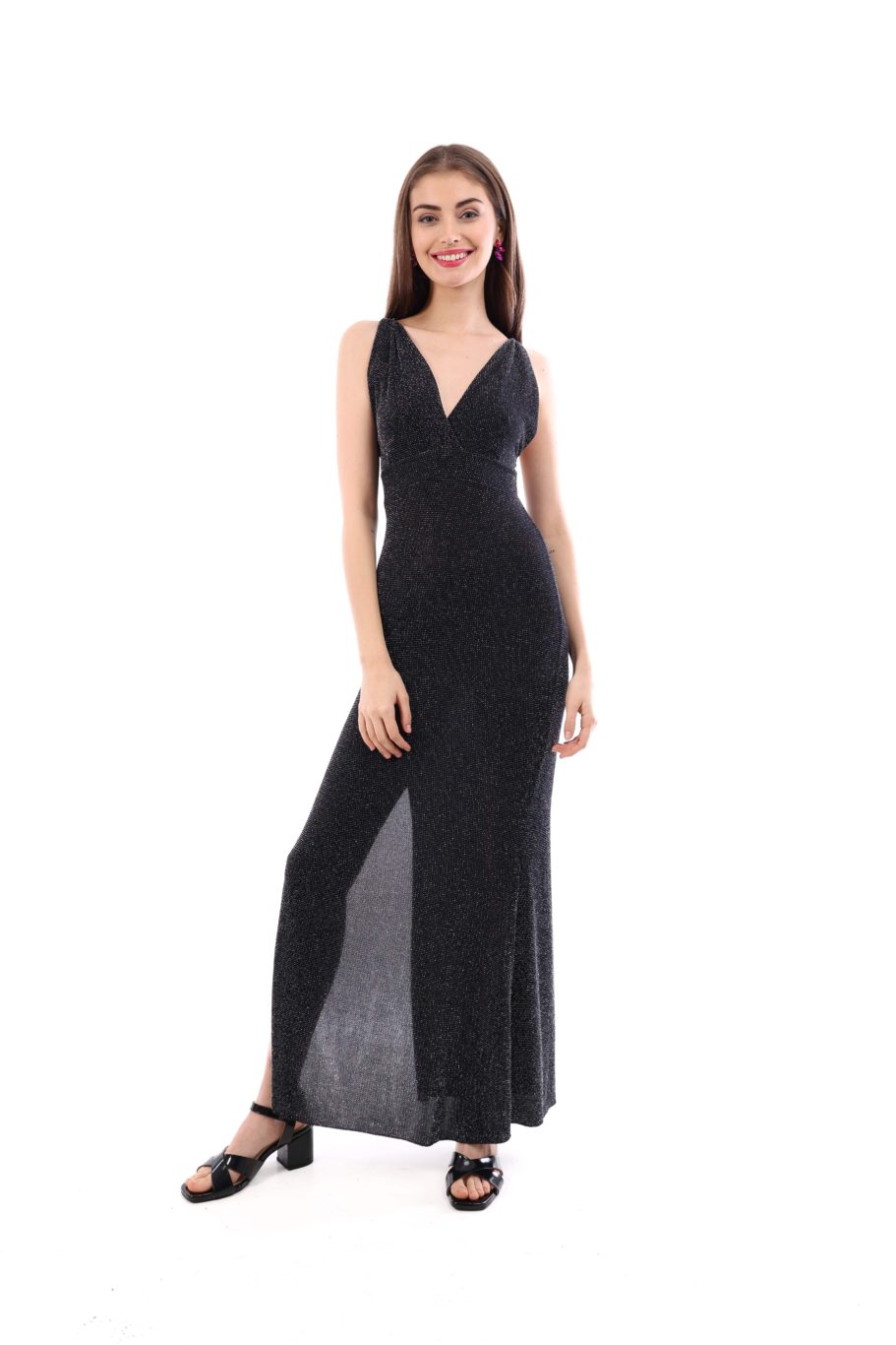 Arriendo de Vestido largo negro con brillos, escote en v y espalda descubierta