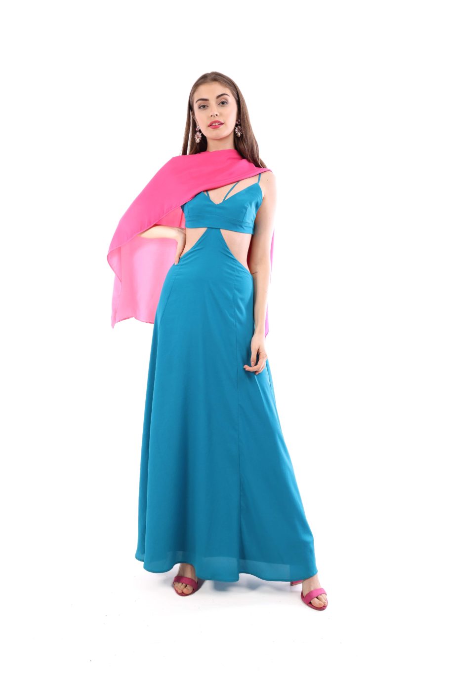 Arriendo de Vestido largo azulino cut out con tiritas cruzadas en escote