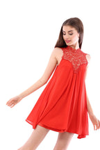 Arriendo de Vestido corto rojo con encaje en cuello y escote