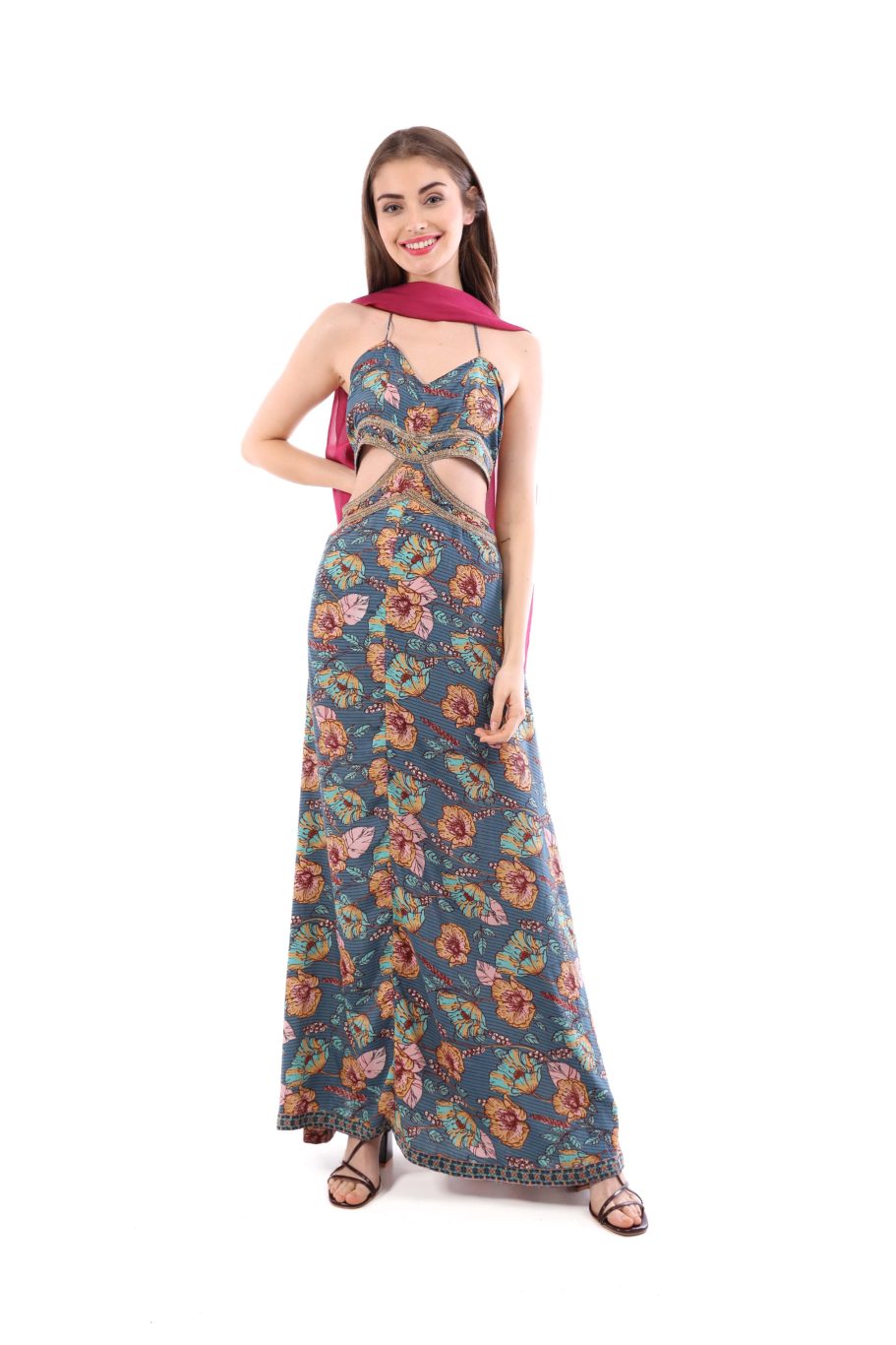 Arriendo de Vestido largo azul con cortes en cintura y estampado de flores