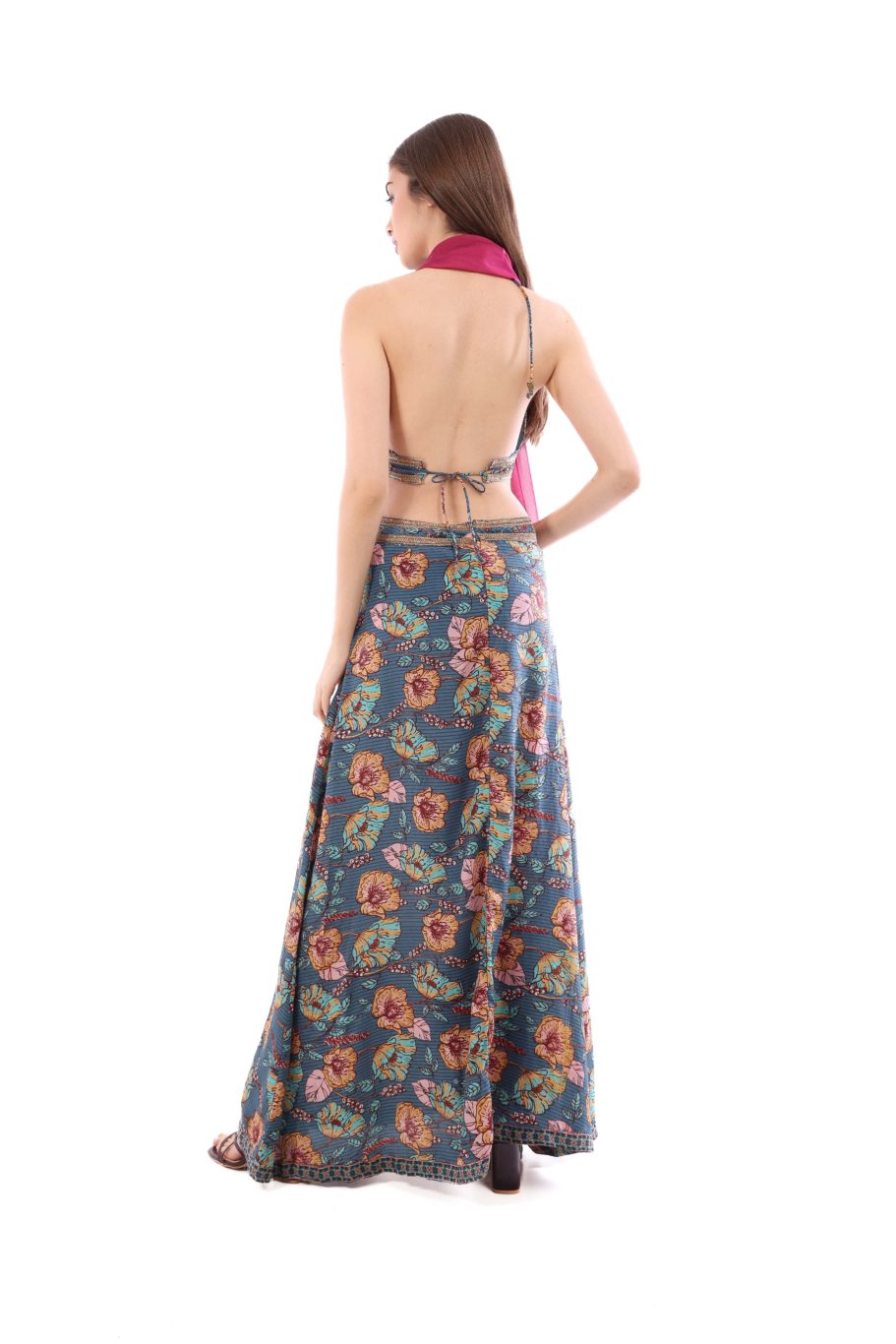 Arriendo de Vestido largo azul con cortes en cintura y estampado de flores