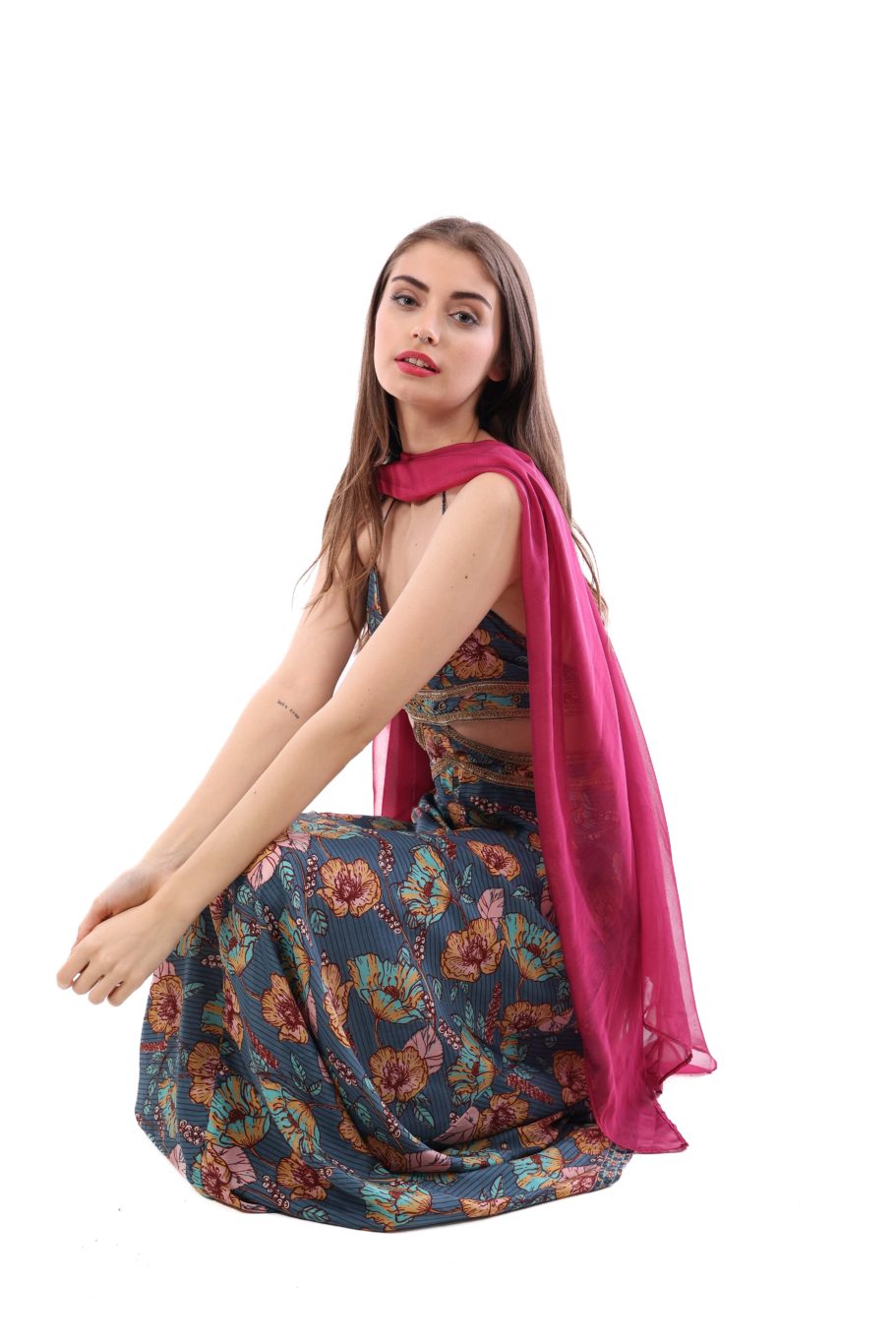 Arriendo de Vestido largo azul con cortes en cintura y estampado de flores
