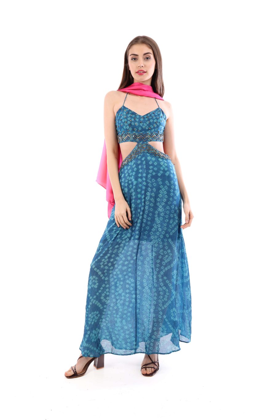 Arriendo de Vestido largo azul con estampado de círculos calipso, bordados dorados y corte a los costados
