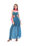 Arriendo de Vestido largo azul con estampado de círculos calipso, bordados dorados y corte a los costados
