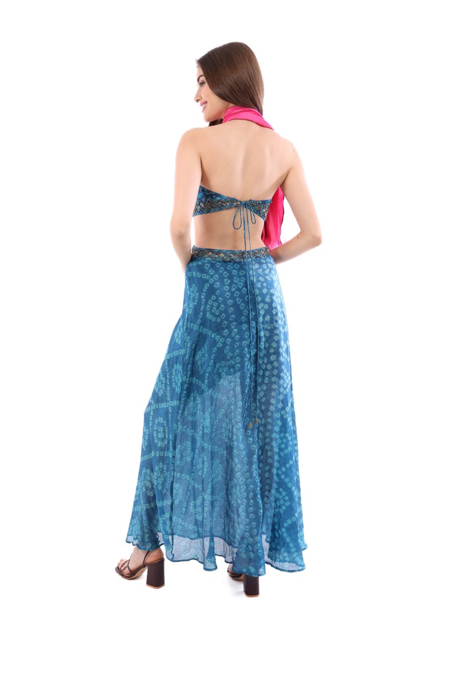 Arriendo de Vestido largo azul con estampado de círculos calipso, bordados dorados y corte a los costados