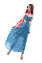 Arriendo de Vestido largo azul con estampado de círculos calipso, bordados dorados y corte a los costados
