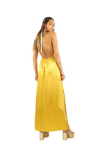 Arriendo de Vestido largo de seda dorado halter cinta en cuello
